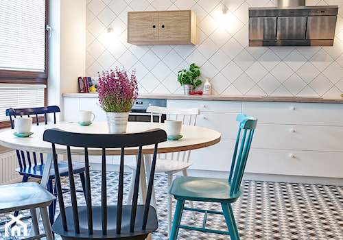 Giełda Niebieskości - Mała biała jadalnia w kuchni, styl skandynawski - zdjęcie od EG projekt