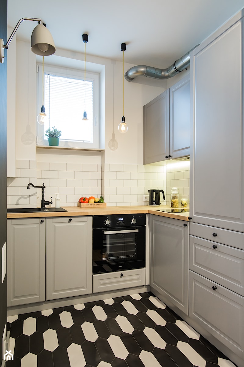 Mokotowska Kawalerka - Mała otwarta z salonem biała z zabudowaną lodówką z nablatowym zlewozmywakiem kuchnia w kształcie litery l z oknem, styl industrialny - zdjęcie od EG projekt
