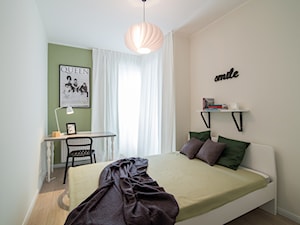 M1 Zielone akcenty - Mała beżowa z biurkiem sypialnia, styl nowoczesny - zdjęcie od EG projekt