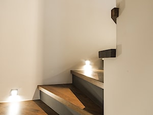 Eklektyczny Pruszków - Schody jednobiegowe zabiegowe drewniane, styl nowoczesny - zdjęcie od EG projekt