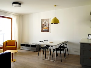 M3 - Szaro żółty melanż - Mały biały salon z kuchnią z jadalnią z tarasem / balkonem, styl nowoczesny - zdjęcie od EG projekt
