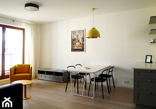 M3 - Szaro żółty melanż - Mały biały salon z kuchnią z jadalnią z tarasem / balkonem, styl nowoczesny - zdjęcie od EG projekt