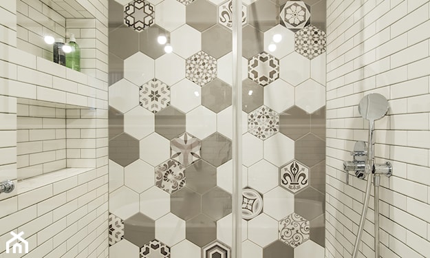 płytki heksagon pod prysznicem