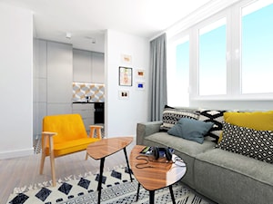 Żółto czarne akcenty - Mały biały salon z kuchnią, styl skandynawski - zdjęcie od EG projekt
