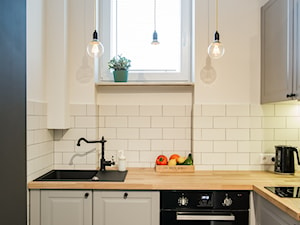Mokotowska Kawalerka - Mała otwarta biała z zabudowaną lodówką z nablatowym zlewozmywakiem kuchnia w kształcie litery l z oknem, styl industrialny - zdjęcie od EG projekt