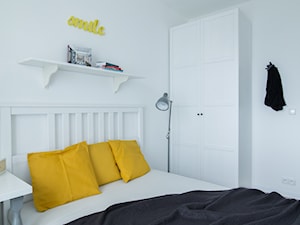 M3 - Szaro żółty melanż - Średnia biała z biurkiem sypialnia, styl skandynawski - zdjęcie od EG projekt
