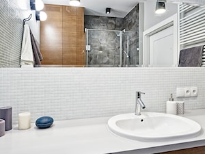 Giełda Niebieskości - Średnia bez okna z lustrem z punktowym oświetleniem łazienka, styl skandynawski - zdjęcie od EG projekt