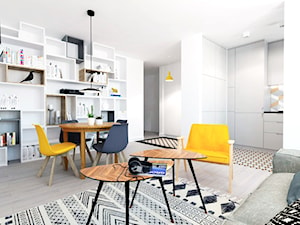Żółto czarne akcenty - Mały biały salon z kuchnią z jadalnią, styl skandynawski - zdjęcie od EG projekt