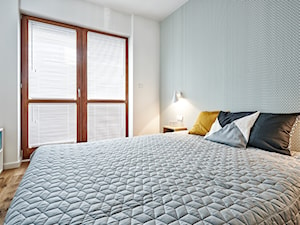 Giełda Niebieskości - Średnia biała szara zielona sypialnia z balkonem / tarasem, styl skandynawski - zdjęcie od EG projekt
