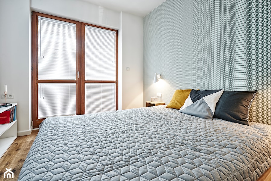 Giełda Niebieskości - Średnia biała szara zielona sypialnia z balkonem / tarasem, styl skandynawski - zdjęcie od EG projekt