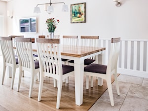Lekkość Prowansji - Średnia beżowa jadalnia w salonie, styl prowansalski - zdjęcie od EG projekt