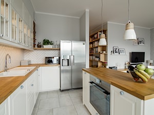 Skandynawski Żoliborz - Średnia otwarta z salonem biała szara z zabudowaną lodówką z lodówką wolnostojącą z nablatowym zlewozmywakiem kuchnia w kształcie litery l z wyspą lub półwyspem, styl skandynawski - zdjęcie od EG projekt