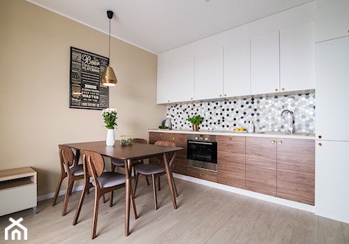 M2 - Złota Elegancja - Średnia otwarta z salonem beżowa z zabudowaną lodówką z nablatowym zlewozmywakiem kuchnia jednorzędowa, styl nowoczesny - zdjęcie od EG projekt