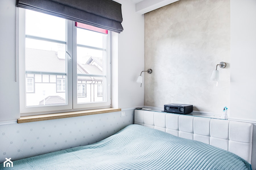 Lekkość Prowansji - Mała biała szara sypialnia, styl prowansalski - zdjęcie od EG projekt