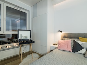 Saska Kępa na Gocławiu - Średnia biała sypialnia, styl skandynawski - zdjęcie od EG projekt