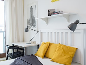 M3 - Szaro żółty melanż - Średnia biała z biurkiem sypialnia, styl skandynawski - zdjęcie od EG projekt