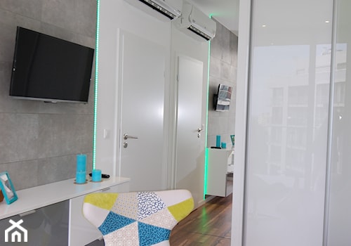 Mieszkanie w Warszawie Styl Nowoczesny - Mała biała sypialnia, styl nowoczesny - zdjęcie od Rajek Projektowanie Wnętrz