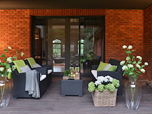 Średni z meblami ogrodowymi z donicami na kwiaty taras z tyłu domu - zdjęcie od Rajek Projektowanie Wnętrz