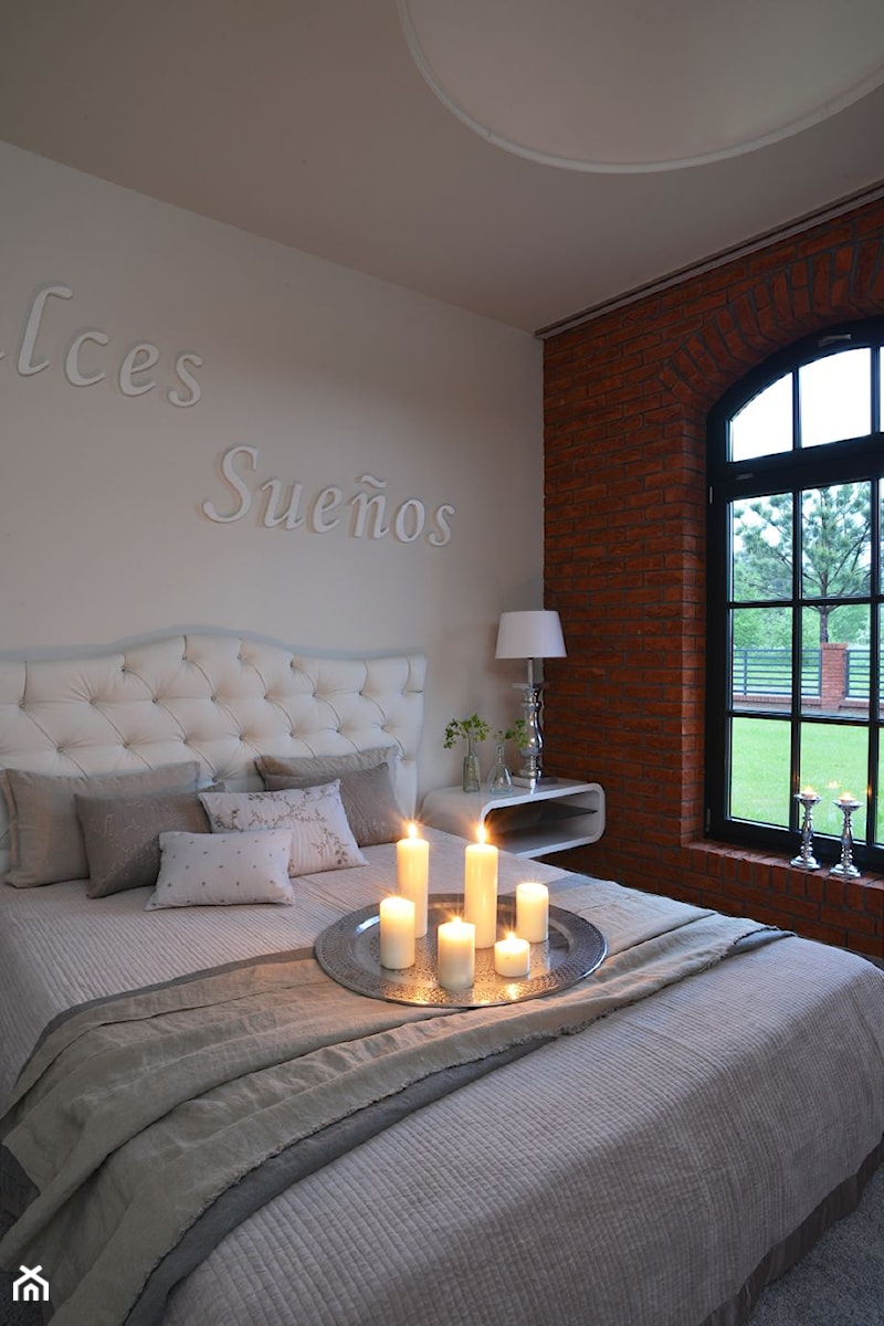 Mała średnia biała sypialnia, styl nowoczesny - zdjęcie od Rajek Projektowanie Wnętrz