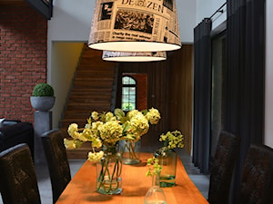 Duża szara jadalnia w salonie, styl industrialny - zdjęcie od Rajek Projektowanie Wnętrz