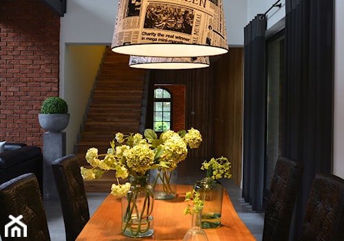 Duża szara jadalnia w salonie, styl industrialny - zdjęcie od Rajek Projektowanie Wnętrz