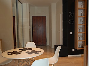 Mieszkanie w Warszawie Styl Nowoczesny - Średnia czarna szara jadalnia jako osobne pomieszczenie, styl nowoczesny - zdjęcie od Rajek Projektowanie Wnętrz