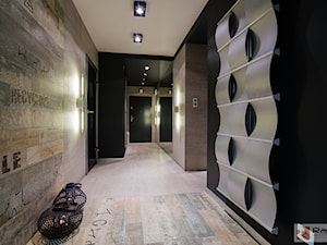 Apartament w Pile - Duży beżowy czarny hol / przedpokój, styl industrialny - zdjęcie od Rajek Projektowanie Wnętrz