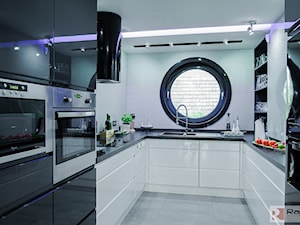 Dom w Pile - Średnia zamknięta z kamiennym blatem biała z lodówką wolnostojącą z podblatowym zlewozmywakiem kuchnia w kształcie litery u, styl nowoczesny - zdjęcie od Rajek Projektowanie Wnętrz