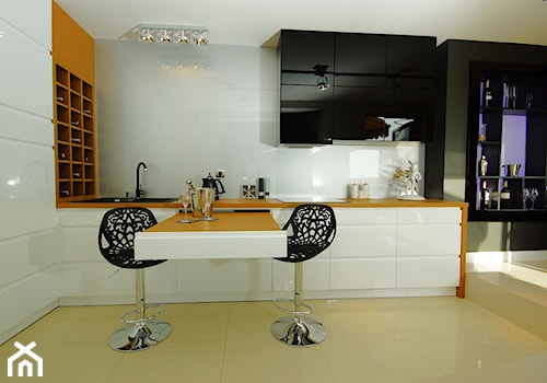Kuchnia sercem domu - Średnia otwarta z salonem z zabudowaną lodówką z nablatowym zlewozmywakiem kuchnia w kształcie litery l jednorzędowa, styl nowoczesny - zdjęcie od Rajek Projektowanie Wnętrz
