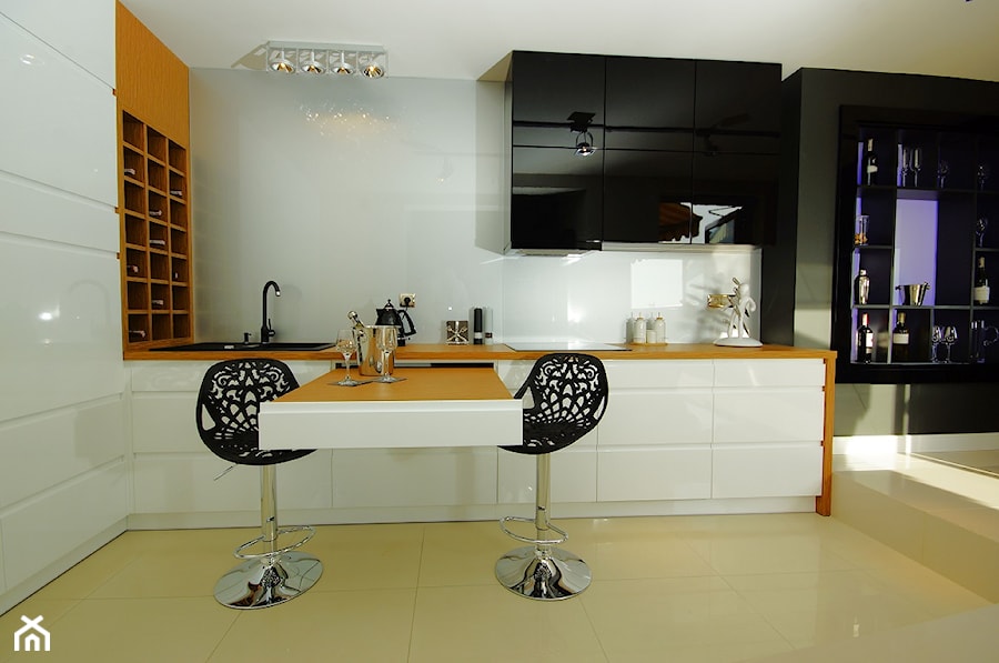 Kuchnia sercem domu - Średnia otwarta z salonem z zabudowaną lodówką z nablatowym zlewozmywakiem kuchnia w kształcie litery l jednorzędowa, styl nowoczesny - zdjęcie od Rajek Projektowanie Wnętrz