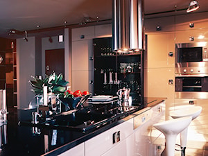 Kuchnia sercem domu - Średnia otwarta z zabudowaną lodówką z nablatowym zlewozmywakiem kuchnia z wyspą lub półwyspem, styl nowoczesny - zdjęcie od Rajek Projektowanie Wnętrz