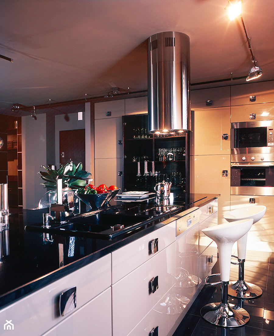 Kuchnia sercem domu - Średnia otwarta z zabudowaną lodówką z nablatowym zlewozmywakiem kuchnia z wyspą lub półwyspem, styl nowoczesny - zdjęcie od Rajek Projektowanie Wnętrz