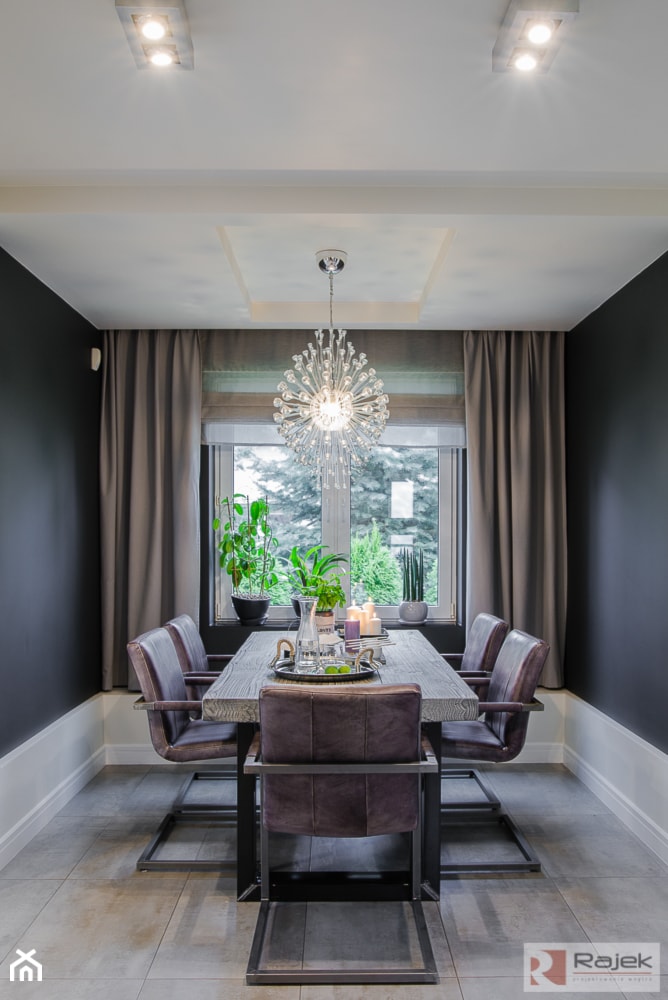 Dom w Pile - Mała czarna szara jadalnia jako osobne pomieszczenie, styl nowoczesny - zdjęcie od Rajek Projektowanie Wnętrz
