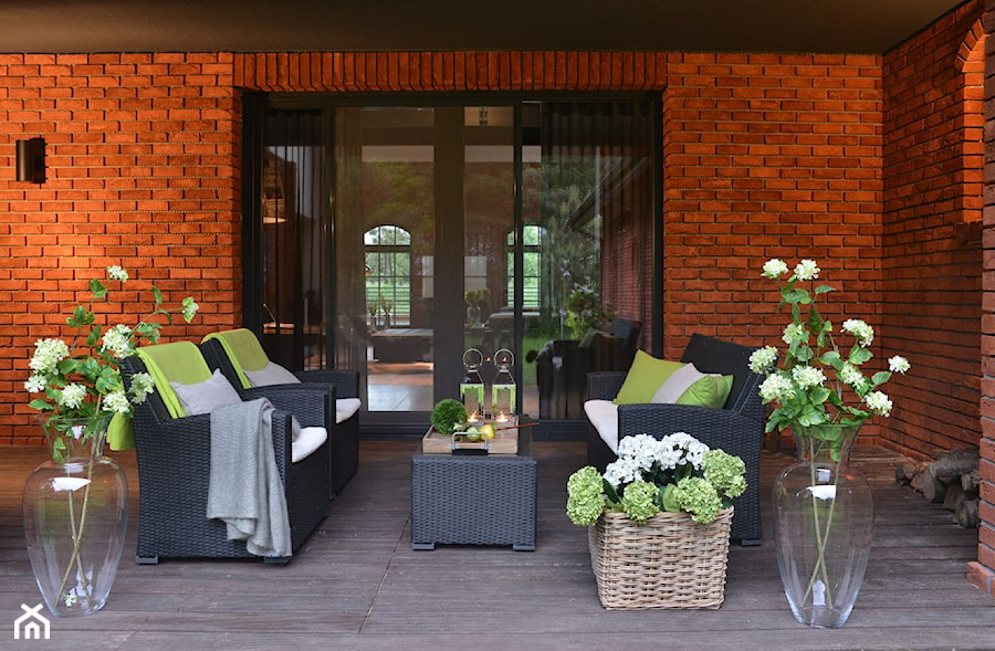 Średni z meblami ogrodowymi z donicami na kwiaty taras z tyłu domu, styl industrialny - zdjęcie od Rajek Projektowanie Wnętrz