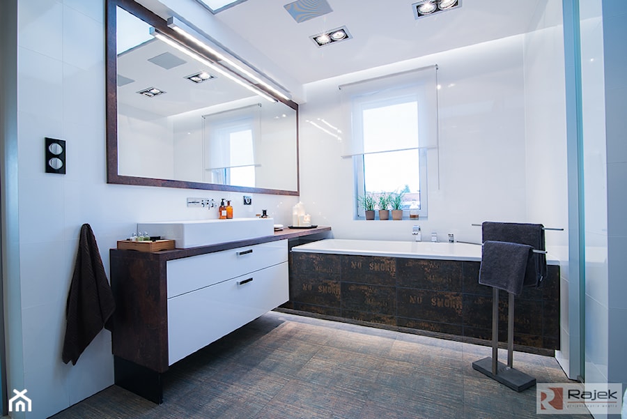 Apartament w Pile - Mała na poddaszu z lustrem łazienka z oknem, styl industrialny - zdjęcie od Rajek Projektowanie Wnętrz