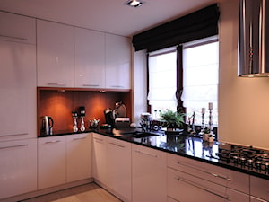 Kuchnia sercem domu - Średnia biała z podblatowym zlewozmywakiem kuchnia w kształcie litery l, styl nowoczesny - zdjęcie od Rajek Projektowanie Wnętrz