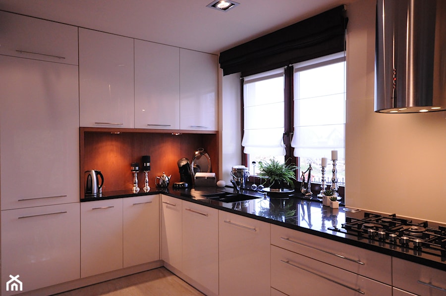 Kuchnia sercem domu - Średnia biała z podblatowym zlewozmywakiem kuchnia w kształcie litery l, styl nowoczesny - zdjęcie od Rajek Projektowanie Wnętrz