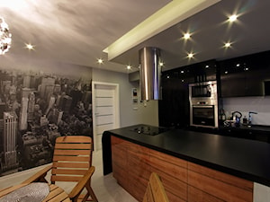 Mały szary salon z kuchnią z jadalnią, styl nowoczesny - zdjęcie od Porczyński Sieradzki