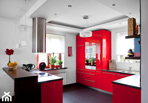 Dom jednorodzinny 2 - wnętrza - Średnia z czerwonymi frontami otwarta z salonem biała z zabudowaną lodówką z nablatowym zlewozmywakiem kuchnia w kształcie litery g, styl nowoczesny - zdjęcie od Joanna Kłusak Architekt