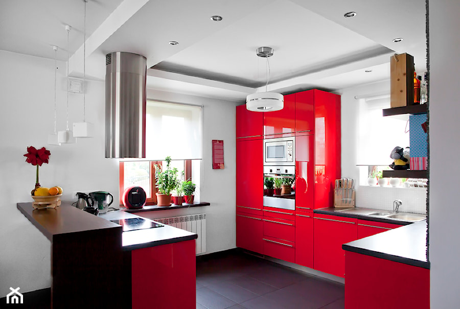 Dom jednorodzinny 2 - wnętrza - Średnia z czerwonymi frontami otwarta z salonem biała z zabudowaną lodówką z nablatowym zlewozmywakiem kuchnia w kształcie litery g, styl nowoczesny - zdjęcie od Joanna Kłusak Architekt