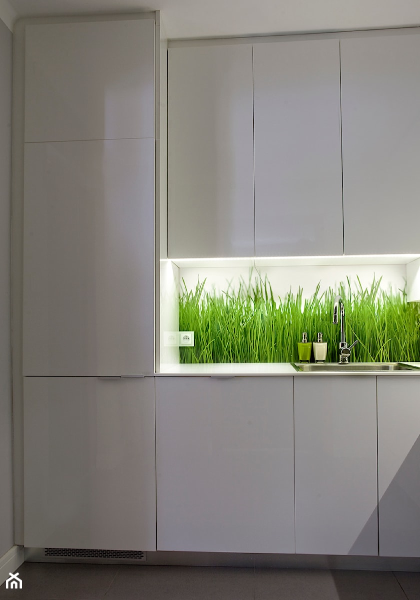 Kuchnia - Z salonem z zabudowaną lodówką z nablatowym zlewozmywakiem kuchnia jednorzędowa, styl minimalistyczny - zdjęcie od Joanna Kłusak Architekt