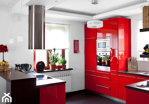 Dom jednorodzinny 2 - wnętrza - Średnia z czerwonymi frontami otwarta biała z zabudowaną lodówką kuchnia w kształcie litery l z wyspą lub półwyspem z oknem, styl nowoczesny - zdjęcie od Joanna Kłusak Architekt
