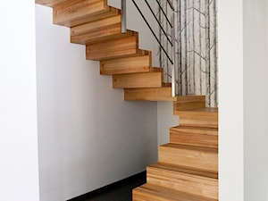 Dom jednorodzinny 1 - wnętrza - Schody zabiegowe drewniane, styl minimalistyczny - zdjęcie od Joanna Kłusak Architekt
