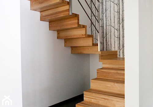 Dom jednorodzinny 1 - wnętrza - Schody zabiegowe drewniane, styl minimalistyczny - zdjęcie od Joanna Kłusak Architekt