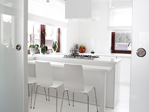 Dom jednorodzinny 1 - wnętrza - Średnia otwarta biała z zabudowaną lodówką kuchnia jednorzędowa dwurzędowa z wyspą lub półwyspem z oknem, styl minimalistyczny - zdjęcie od Joanna Kłusak Architekt