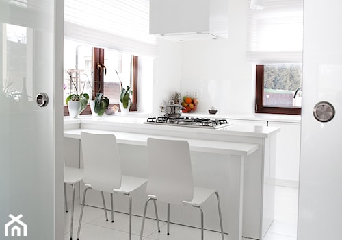 Dom jednorodzinny 1 - wnętrza - Średnia otwarta biała z zabudowaną lodówką kuchnia jednorzędowa dwurzędowa z wyspą lub półwyspem z oknem, styl minimalistyczny - zdjęcie od Joanna Kłusak Architekt