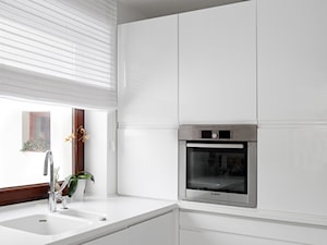 Dom jednorodzinny 1 - wnętrza - Z zabudowaną lodówką kuchnia z oknem, styl minimalistyczny - zdjęcie od Joanna Kłusak Architekt