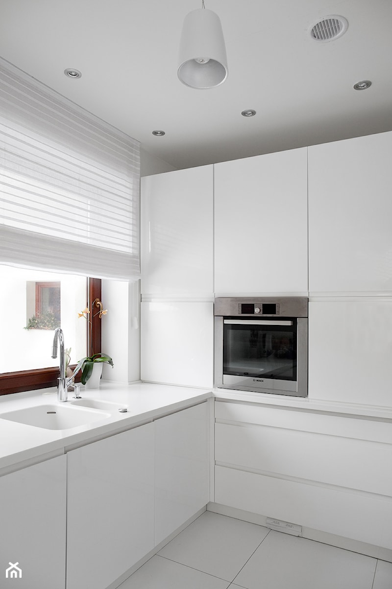 Dom jednorodzinny 1 - wnętrza - Z zabudowaną lodówką kuchnia z oknem, styl minimalistyczny - zdjęcie od Joanna Kłusak Architekt