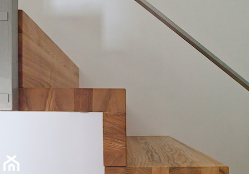 Dom jednorodzinny 1 - wnętrza - Schody drewniane, styl minimalistyczny - zdjęcie od Joanna Kłusak Architekt