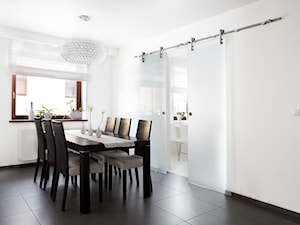 Dom jednorodzinny 1 - wnętrza - Duża biała jadalnia jako osobne pomieszczenie, styl nowoczesny - zdjęcie od Joanna Kłusak Architekt